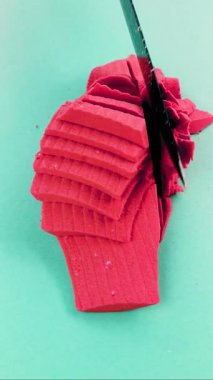 Çok tatmin edici ve rahatlatıcı Kinetik Kum ASMR videosu. Stres önleyici makroyu renkli Kinetik Kumu bıçakla kapatmak. ASMR sesleri.