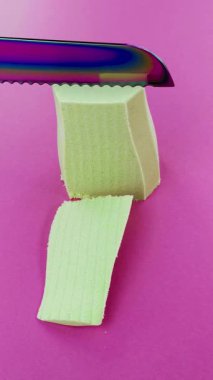 Çok tatmin edici ve rahatlatıcı Kinetik Kum ASMR videosu. Stres önleyici makroyu renkli Kinetik Kumu bıçakla kapatmak. ASMR sesleri.