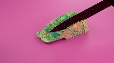 Çok tatmin edici ve rahatlatıcı Kinetik Kum ASMR videosu. Stres önleyici makroyu renkli Kinetik Kumu bıçakla kapatmak. ASMR sesleri.