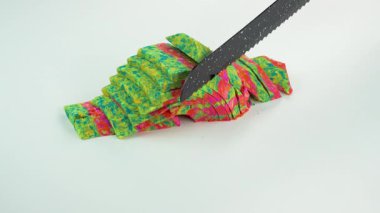 Çok tatmin edici ve rahatlatıcı Kinetik Kum ASMR videosu. Stres önleyici makroyu renkli Kinetik Kumu bıçakla kapatmak. ASMR sesleri.