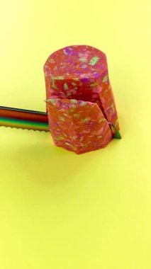 Çok tatmin edici ve rahatlatıcı Kinetik Kum ASMR videosu. Stres önleyici makroyu renkli Kinetik Kumu bıçakla kapatmak. ASMR sesleri.