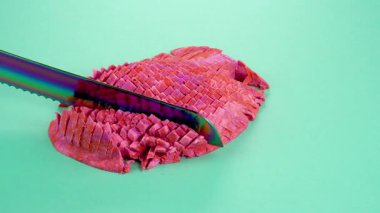 Çok tatmin edici ve rahatlatıcı Kinetik Kum ASMR videosu. Stres önleyici makroyu renkli Kinetik Kumu bıçakla kapatmak. ASMR sesleri.