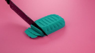 Çok tatmin edici ve rahatlatıcı Kinetik Kum ASMR videosu. Stres önleyici makroyu renkli Kinetik Kumu bıçakla kapatmak. ASMR sesleri.