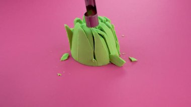 Çok tatmin edici ve rahatlatıcı Kinetik Kum ASMR videosu. Stres önleyici makroyu renkli Kinetik Kumu bıçakla kapatmak. ASMR sesleri.