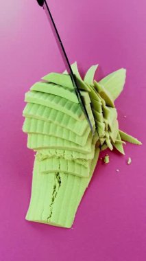 Çok tatmin edici ve rahatlatıcı Kinetik Kum ASMR videosu. Stres önleyici makroyu renkli Kinetik Kumu bıçakla kapatmak. ASMR sesleri.