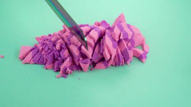 Çok tatmin edici ve rahatlatıcı Kinetik Kum ASMR videosu. Stres önleyici makroyu renkli Kinetik Kumu bıçakla kapatmak. ASMR sesleri.