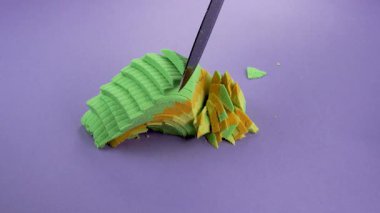 Çok tatmin edici ve rahatlatıcı Kinetik Kum ASMR videosu. Stres önleyici makroyu renkli Kinetik Kumu bıçakla kapatmak. ASMR sesleri.