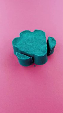 Çok tatmin edici ve rahatlatıcı Kinetik Kum ASMR videosu. Stres önleyici makroyu renkli Kinetik Kumu bıçakla kapatmak. ASMR sesleri.