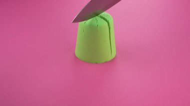 Çok tatmin edici ve rahatlatıcı Kinetik Kum ASMR videosu. Stres önleyici makroyu renkli Kinetik Kumu bıçakla kapatmak. ASMR sesleri.