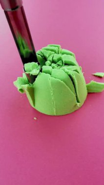 Çok tatmin edici ve rahatlatıcı Kinetik Kum ASMR videosu. Stres önleyici makroyu renkli Kinetik Kumu bıçakla kapatmak. ASMR sesleri.