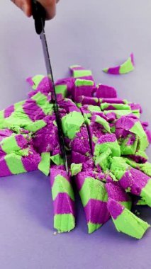 Çok tatmin edici ve rahatlatıcı Kinetik Kum ASMR videosu. Stres önleyici makroyu renkli Kinetik Kumu bıçakla kapatmak. ASMR sesleri.