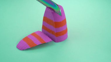 Çok tatmin edici ve rahatlatıcı Kinetik Kum ASMR videosu. Stres önleyici makroyu renkli Kinetik Kumu bıçakla kapatmak. ASMR sesleri.