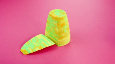 Çok tatmin edici ve rahatlatıcı Kinetik Kum ASMR videosu. Stres önleyici makroyu renkli Kinetik Kumu bıçakla kapatmak. ASMR sesleri.