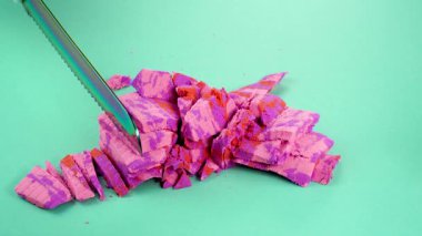 Çok tatmin edici ve rahatlatıcı Kinetik Kum ASMR videosu. Stres önleyici makroyu renkli Kinetik Kumu bıçakla kapatmak. ASMR sesleri.