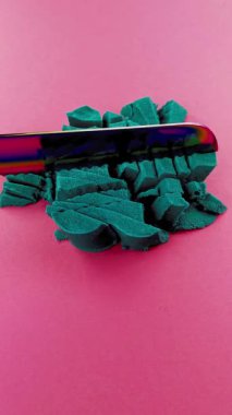 Çok tatmin edici ve rahatlatıcı Kinetik Kum ASMR videosu. Stres önleyici makroyu renkli Kinetik Kumu bıçakla kapatmak. ASMR sesleri.