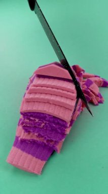 Çok tatmin edici ve rahatlatıcı Kinetik Kum ASMR videosu. Stres önleyici makroyu renkli Kinetik Kumu bıçakla kapatmak. ASMR sesleri.