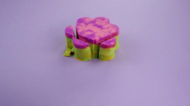 Çok tatmin edici ve rahatlatıcı Kinetik Kum ASMR videosu. Stres önleyici makroyu renkli Kinetik Kumu bıçakla kapatmak. ASMR sesleri.