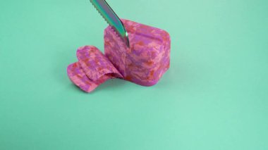 Çok tatmin edici ve rahatlatıcı Kinetik Kum ASMR videosu. Stres önleyici makroyu renkli Kinetik Kumu bıçakla kapatmak. ASMR sesleri.