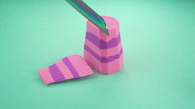 Çok tatmin edici ve rahatlatıcı Kinetik Kum ASMR videosu. Stres önleyici makroyu renkli Kinetik Kumu bıçakla kapatmak. ASMR sesleri.