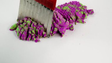 Çok tatmin edici ve rahatlatıcı Kinetik Kum ASMR videosu. Stres önleyici makroyu renkli Kinetik Kumu bıçakla kapatmak. ASMR sesleri.