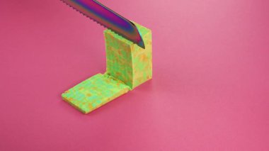 Çok tatmin edici ve rahatlatıcı Kinetik Kum ASMR videosu. Stres önleyici makroyu renkli Kinetik Kumu bıçakla kapatmak. ASMR sesleri.