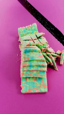 Çok tatmin edici ve rahatlatıcı Kinetik Kum ASMR videosu. Stres önleyici makroyu renkli Kinetik Kumu bıçakla kapatmak. ASMR sesleri.