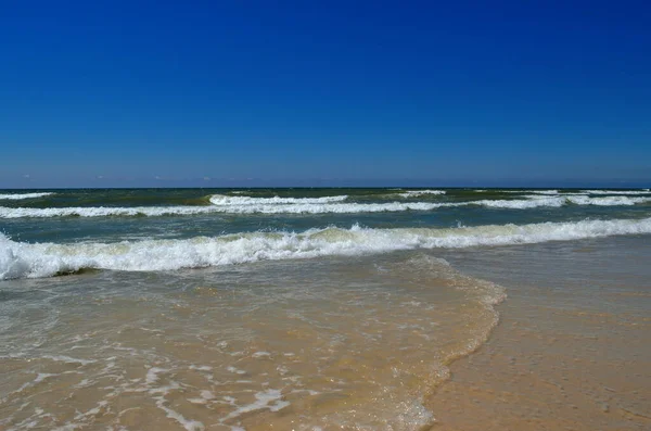 Κύματα Της Θάλασσας Ξεπλένουν Την Παραλία Από Τον Γαλάζιο Ουρανό — Φωτογραφία Αρχείου