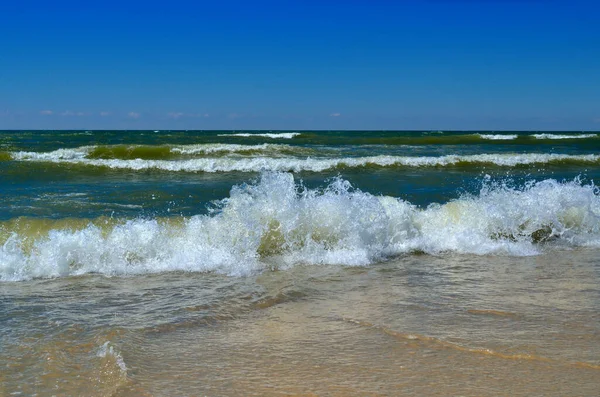 Deniz Dalgaları Sahili Mavi Gökyüzüne Karşı Yıkıyor Vahşi Bir Sahilde — Stok fotoğraf