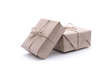 Beyaz bir arka plan üzerinde kağıt ambalaj kutuları sarılmış