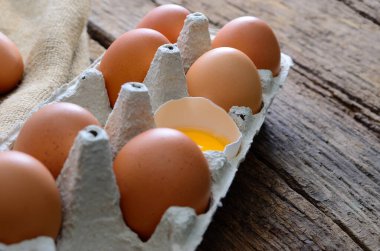 Masada taze tavuk yumurtası var. Hayvan ürünleri..