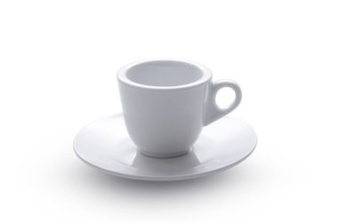 Beyaz arka planda klasik beyaz espresso bardağı ve çay tabağı.