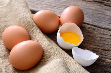 Köy bezi üzerinde taze tavuk yumurtası, sağlıklı kahvaltı malzemeleri.