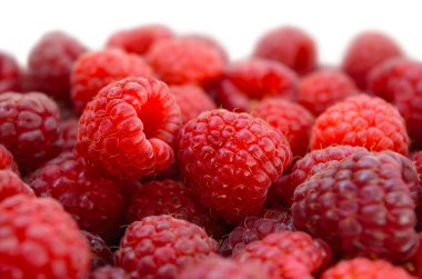 Olgun ahududu, detaylı doku ve parlak renkle yakın plan.