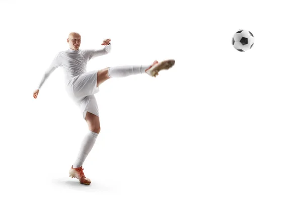 サッカーキック 隔離されてる サッカー選手はボールを打った プロのサッカー選手が勝利の目標のためにボールを打つ アクション — ストック写真