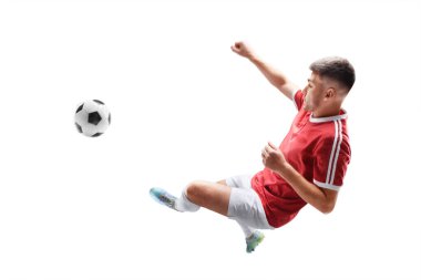 - Futbol. Genç profesyonel futbolcu hareketli, topa güçlü bir tekme atıyor. Futbol vuruşu. Başla. Tekmeye odaklan. İzole edilmiş. Spor.