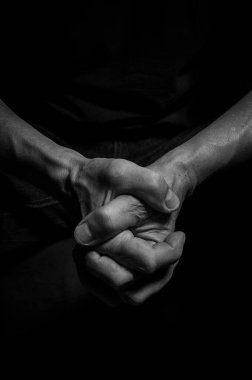 Şiddetli depresyondan muzdarip yaşlı bir adamın elleri..