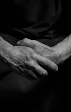 Şiddetli depresyondan muzdarip yaşlı bir adamın elleri..