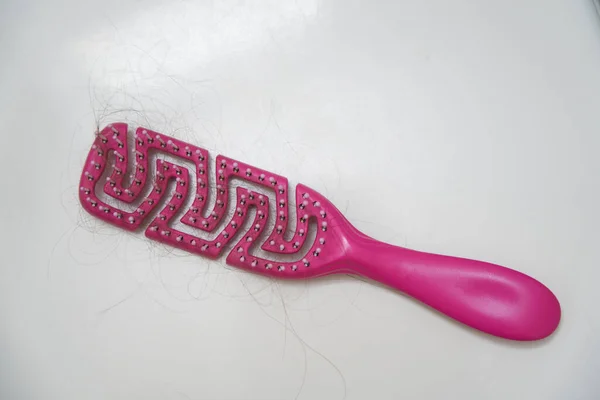 Saçları Birbirine Karışmış Pembe Tarak Tuvaletteki Saç Dökülmesi Sorunu Yüzünden — Stok fotoğraf