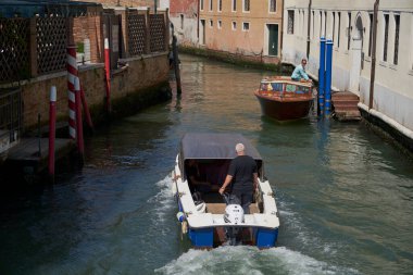 İtalya 'nın cazibesini yansıtan tekneleriyle Venedik' te sakin bir kanal