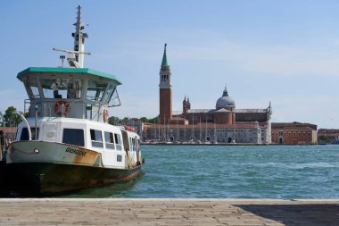 Teknesi ve tarihi kuleleri olan Venedik manzarası