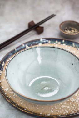 Boş kırsal seramik kase ve yemek çubukları, Asya stili masa ayarları, metin için yer
