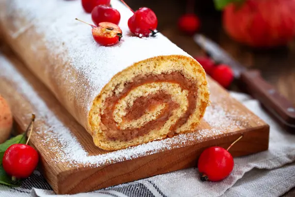 Ev yapımı taze pişmiş lezzetli elmalı kek.