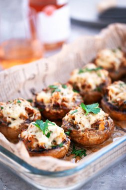 Şarap için mantar dolması.