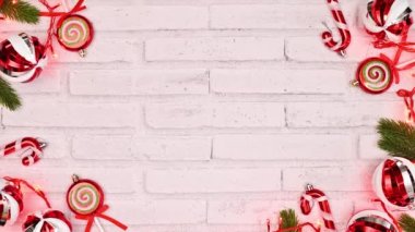 Beyaz arka planda geleneksel kırmızı süslemeli yaratıcı Noel tebrik kartı. Düz yatıyordu. Hareketi durdur
