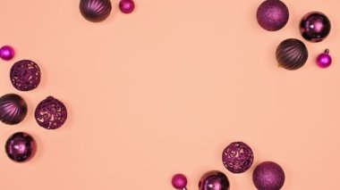Turuncu arka planda mor süslemeli Noel tebrik kartı. Düz yatıyordu. Hareketi durdur