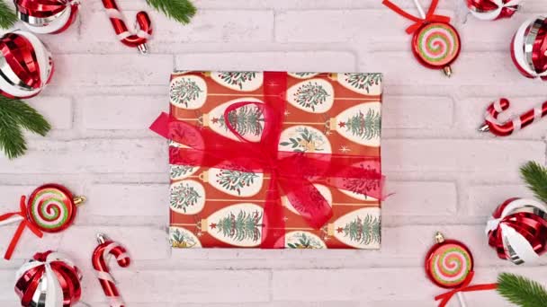 Copia Spazio Regalo Natale Con Ornamenti Natalizi Rossi Tradizionali Sfondo — Video Stock