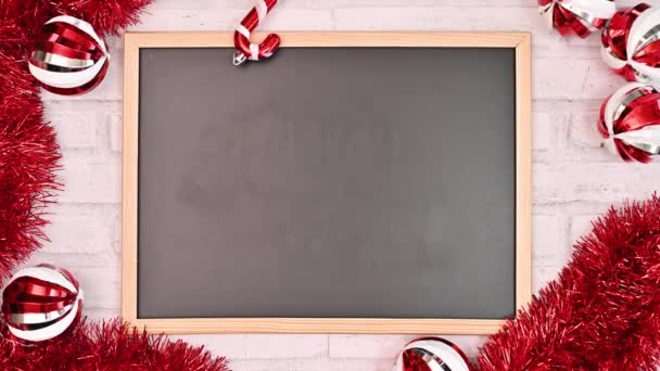 コピースペースブラックボードと赤の装飾品とクリスマスグリーティングカード 平置きだ 動くな — ストック動画