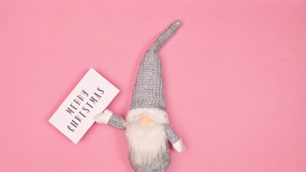 Gnome Natal Bonito Aparecem Fundo Rosa Pastel Com Cartão Felicitações — Vídeo de Stock