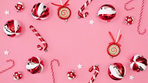 Червоні Милі Різдвяні Прикраси Мерехтять Рожевому Фоні Різдвяна Листівка Зупинити — стокове відео