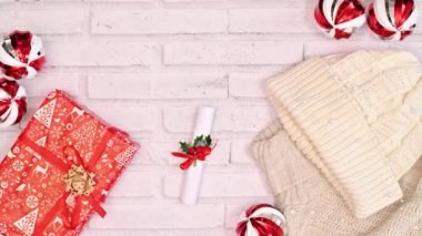 Kırmızı ve beyaz Noel süsleri fotokopi alanı ve yanıp sönen ampullerle şirin tebrik kartları yapıyor. Hareketi durdur. Düz yatıyordu